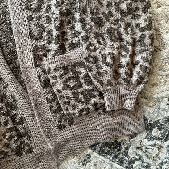 NWOT Abercrombie & Fitch Women’s Sweater - Picture 4 of 6